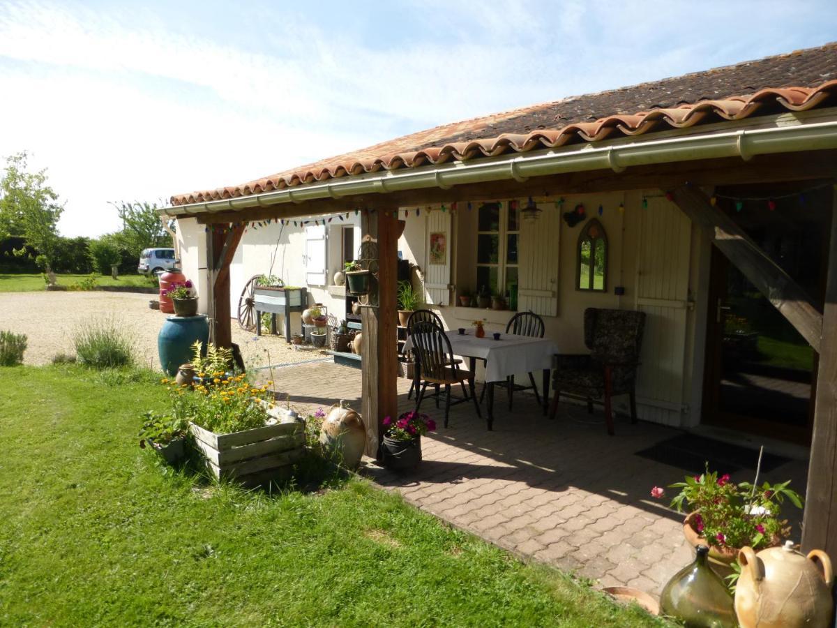 Bed and Breakfast Chez Kate Charroux  Экстерьер фото