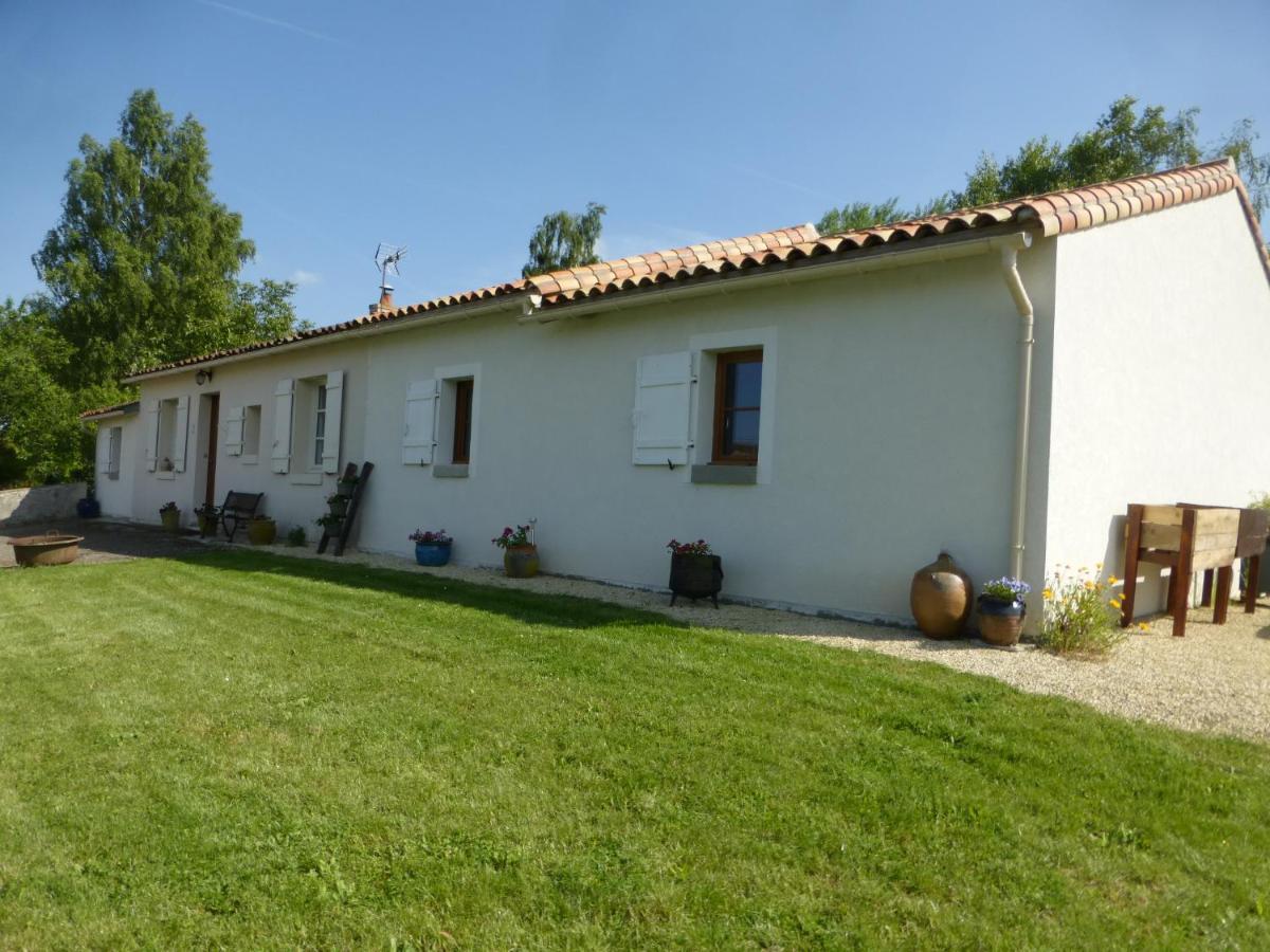 Bed and Breakfast Chez Kate Charroux  Экстерьер фото